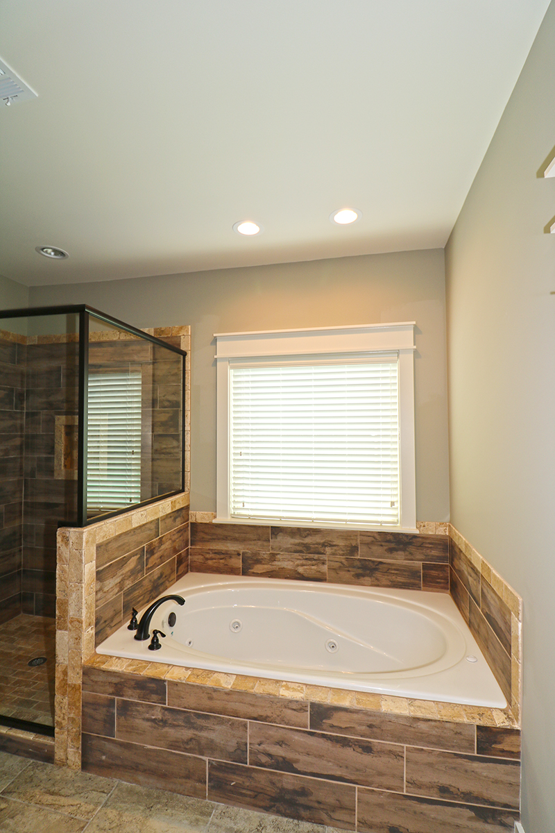 102 Rustic Oak – Master Bathroom (3)